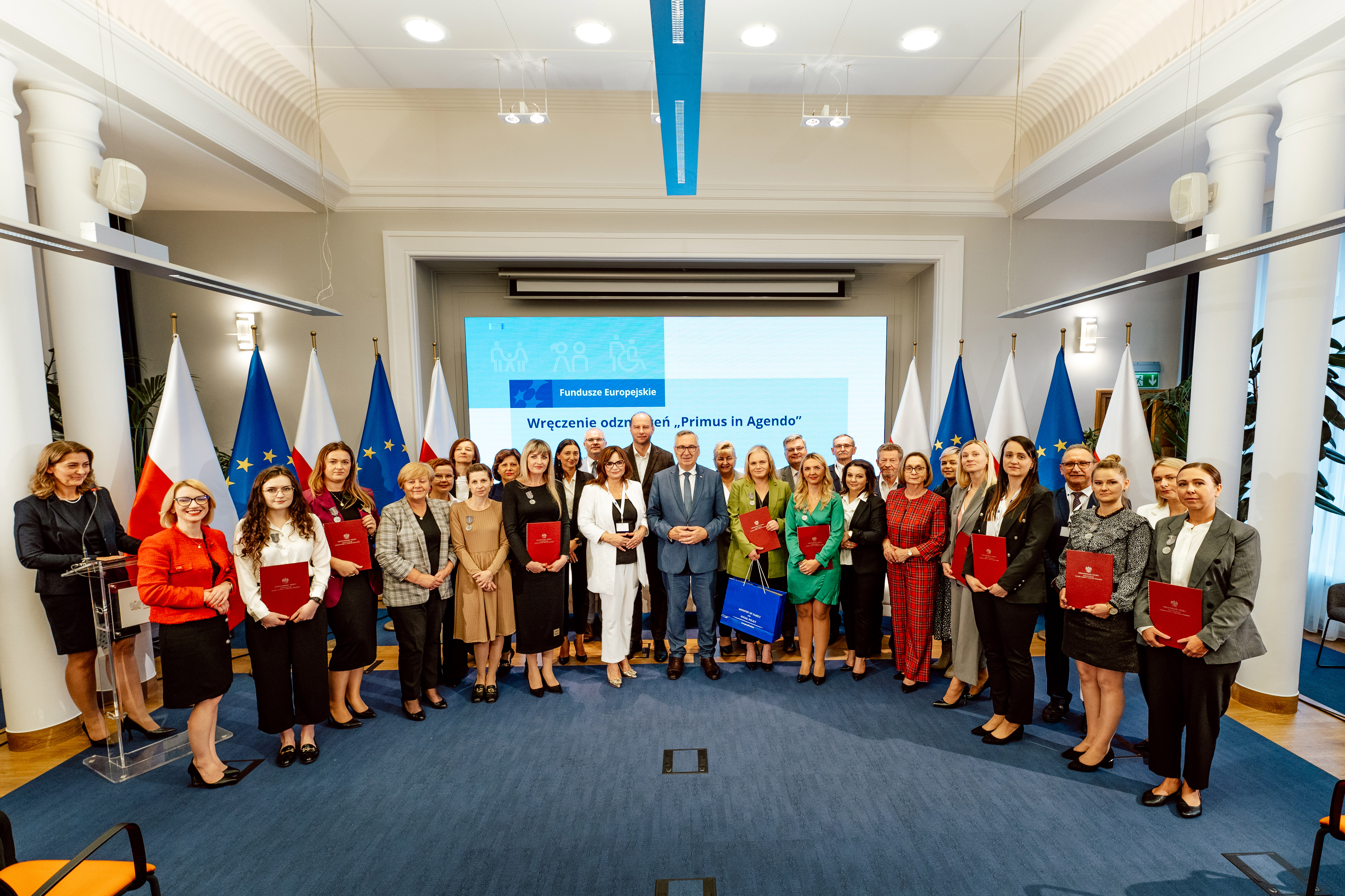 Konferencja "Fundusze Europejskie w MRiPS" - zjęcie przedstawiające Ministra Stanisława Szweda z uczestnikami konferencji uhonorowanymi odznaczeniem "Primus in Agendo"